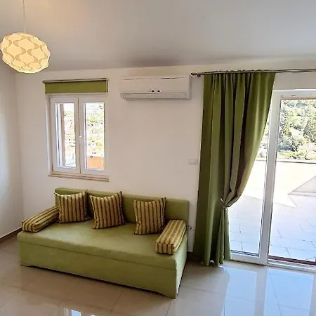 Apartment With Sea View Stomorska
