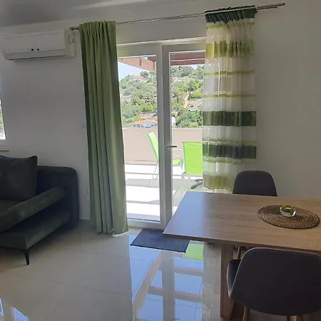 Apartament With Sea View *