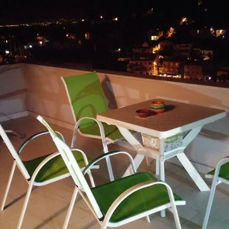 With Sea View Apartmán *